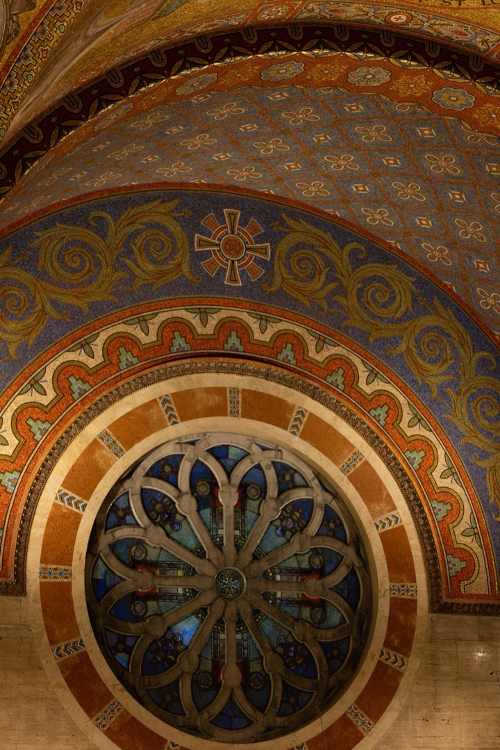 Arched mosaic transept